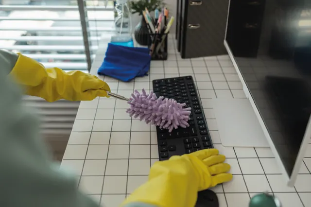 Toetsenbord wordt afgestoft